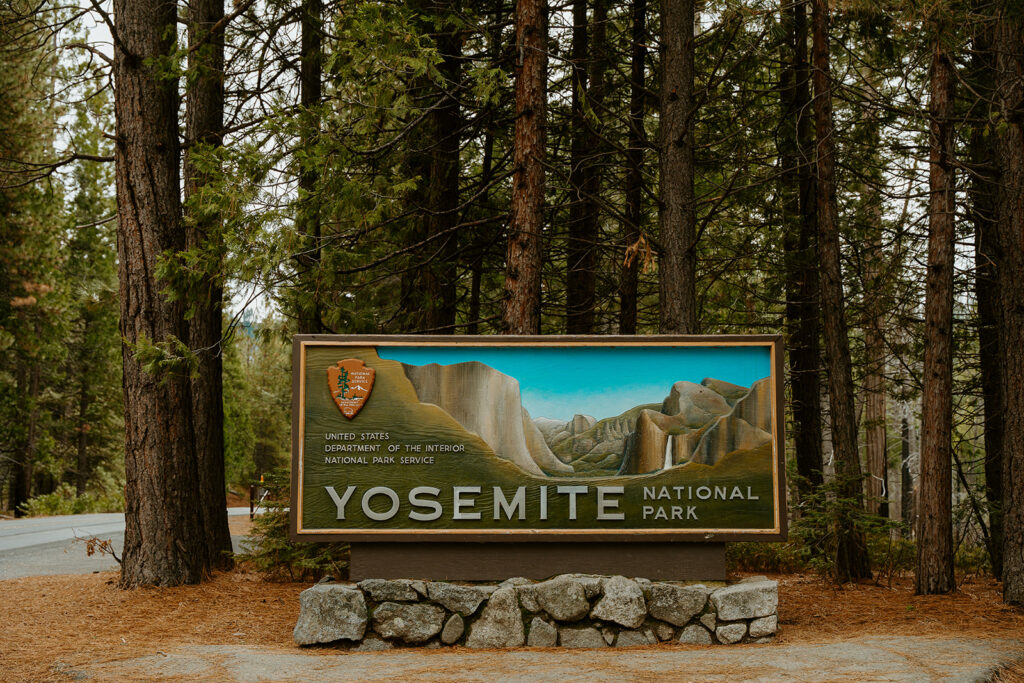 Yosemite wedding photographer captures Yosemite National Park sign before taking maternity photos